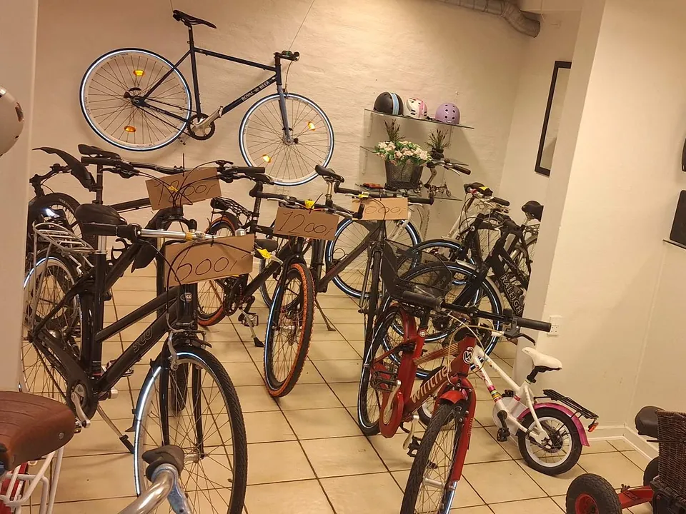 Brugte cykler med prisskilte inde i MT Bike i Espe