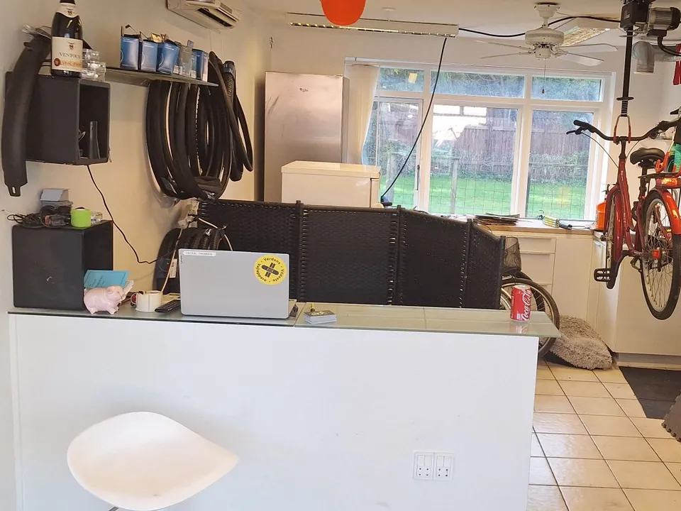 Disken og værkstedet i MT Bike med dæk og slanger på væggen