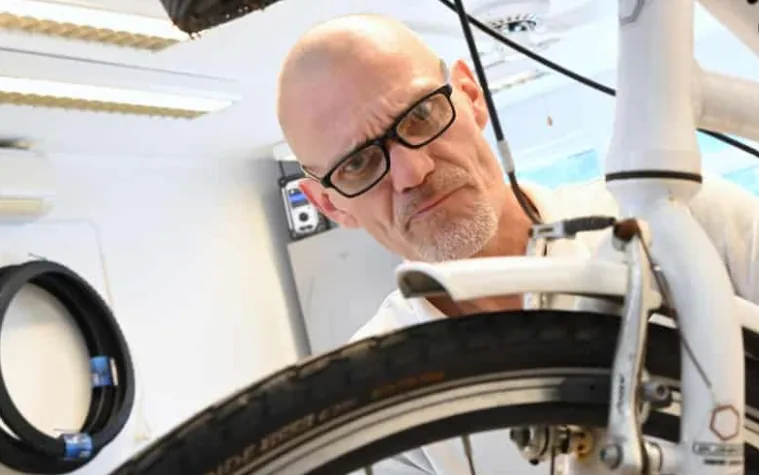 Martin Thomsen, ejer af MT Bike, i gang med at tjekke en cykel